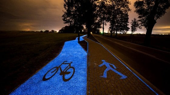 Pavia, l'asfalto assorbe la luce del sole e si illumina di notte: la ciclabile è blu fluo